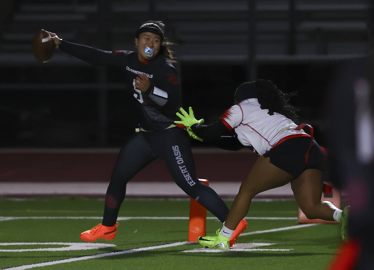 Desert Oasis' Akemi Higa (5) scores a touchdown past Las Vegas’ Jayla Massey during ...