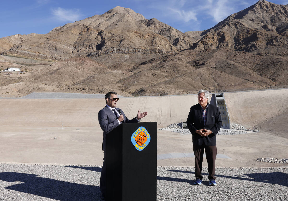 Clark County Commission Chairman Tick Segerblom, right, listens as Andrew Trelease, GM, chief e ...