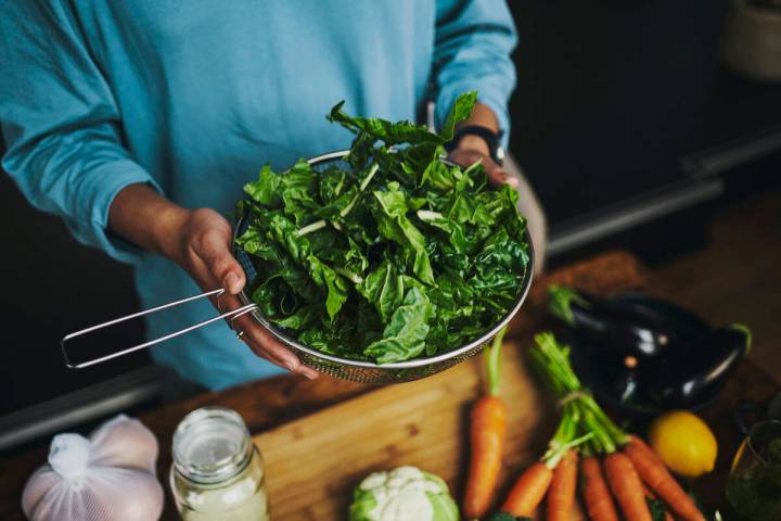 Nonstarchy vegetables like leafy greens add bulk to your diet with minimal calories. (Getty Images)