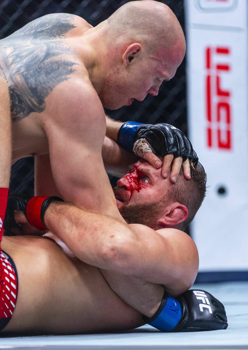 Bogdan Guskov dominates Jan Blachowicz during their light heavyweight fight in UFC 323 at the T ...