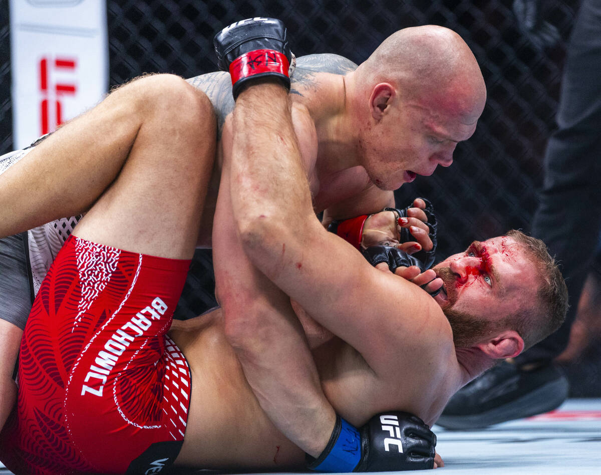 Bogdan Guskov dominates Jan Blachowicz during their light heavyweight fight in UFC 323 at the T ...