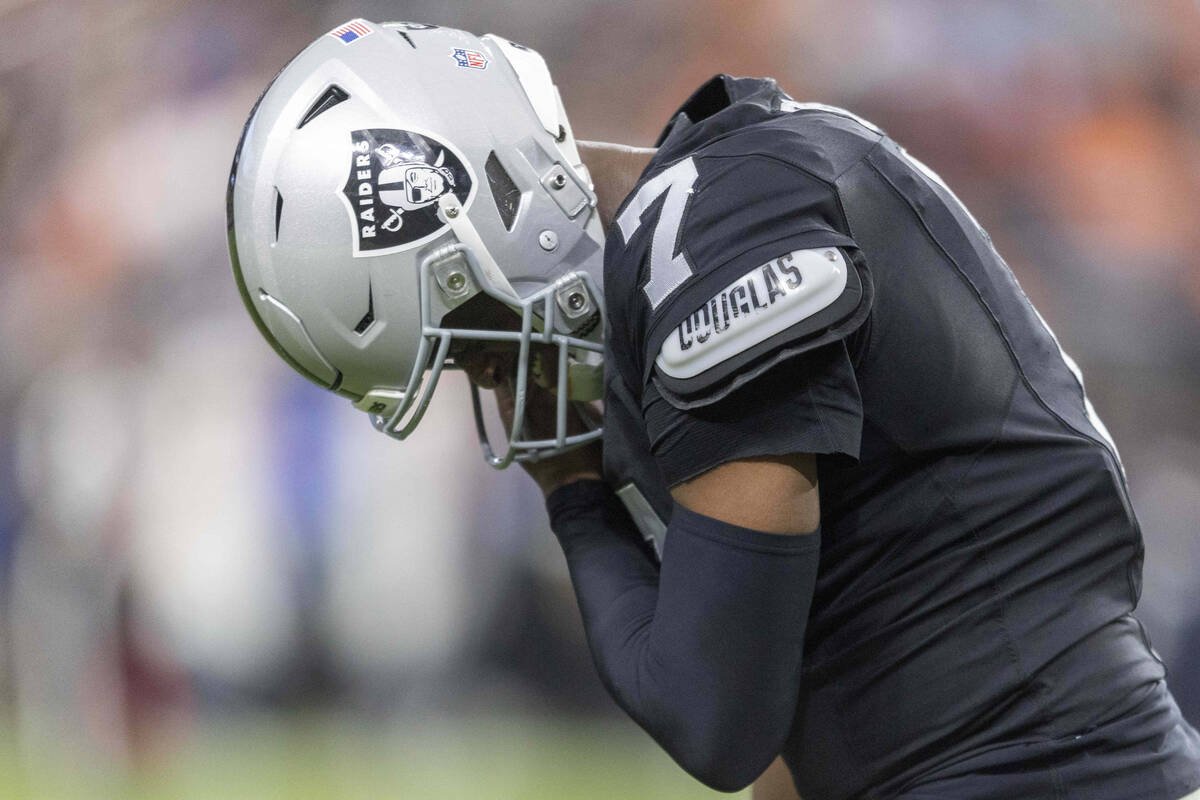 Raiders quarterback Geno Smith (7) heads back to the sideline during the second half of an NFL ...