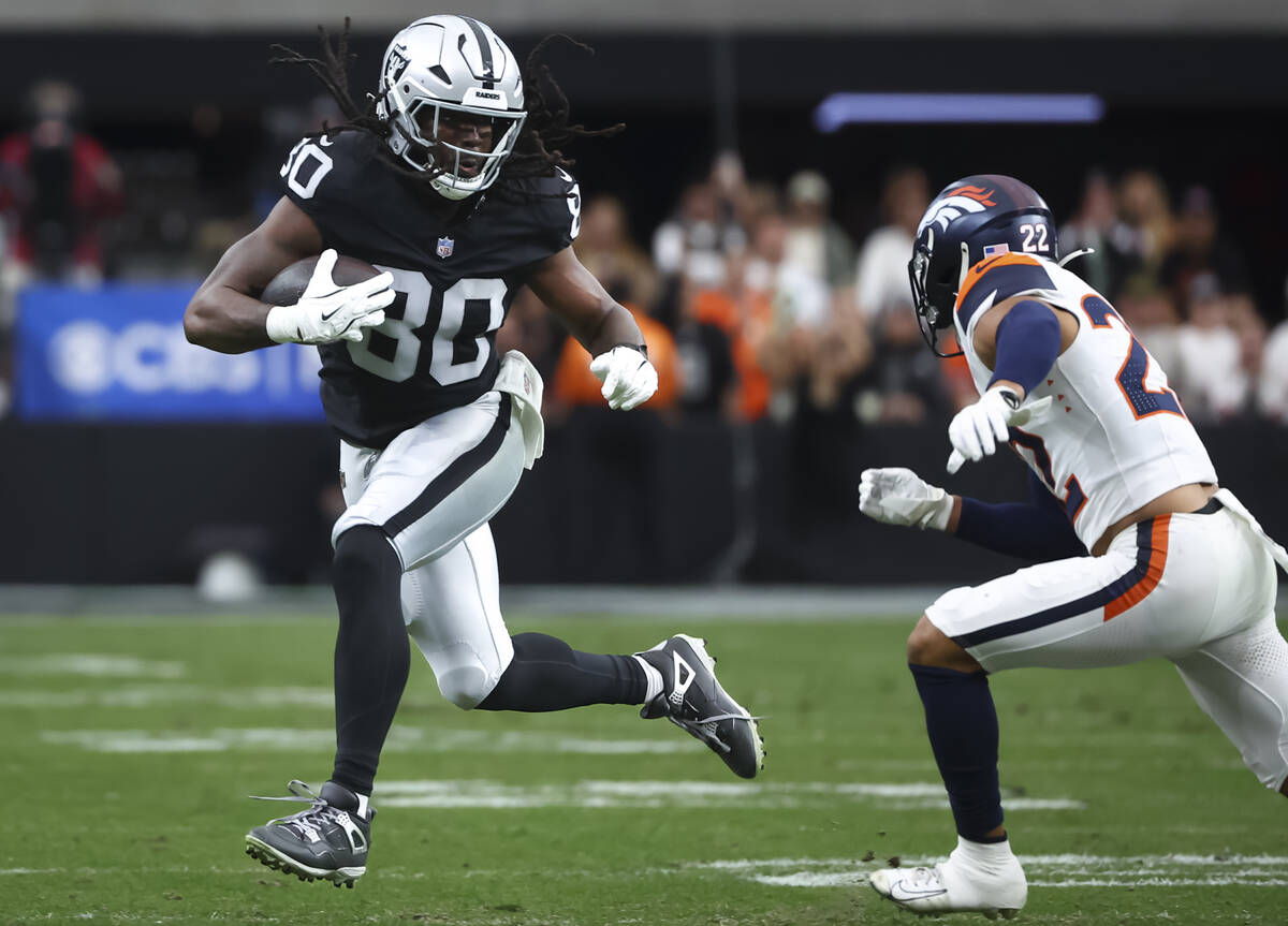 Raiders tight end Ian Thomas (80) runs the ball against the Denver Broncos during the first hal ...
