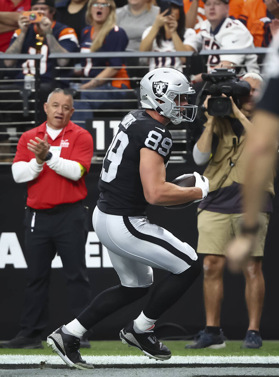 Raiders tight end Brock Bowers (89) scores a touchdown against the Denver Broncos during the fi ...