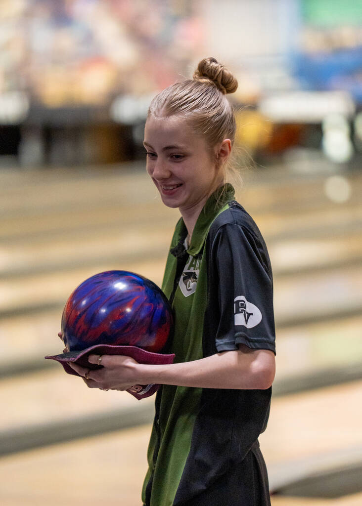 Palo Verde’s Jessica Read chats with her teammates before playing her turn during a 5A b ...