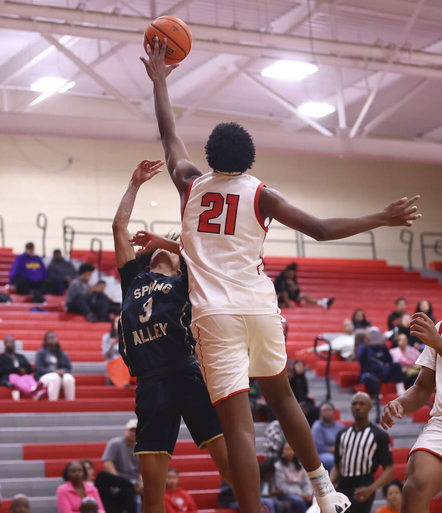 Arbor View center Dominic Givens (21) blocks the shot of Spring Valley guard James Carson (3) d ...