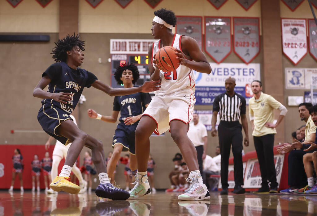 Arbor View center Dominic Givens (21) looks to pass the ball under pressure from Spring Valley ...