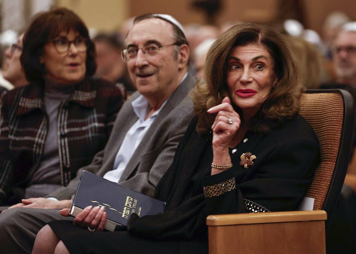Las Vegas Mayor Shelley Berkley, right, attends the installation ceremony of Rabbi-Cantor Jessi ...