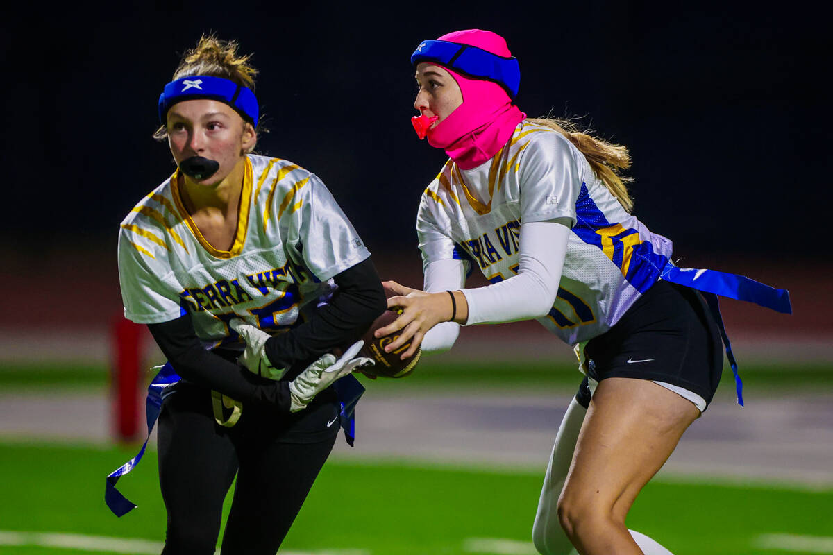 Sierra Vista quarterback Amaya Wusstig (11) fakes a pass to running back Lilly Butcher (15) dur ...