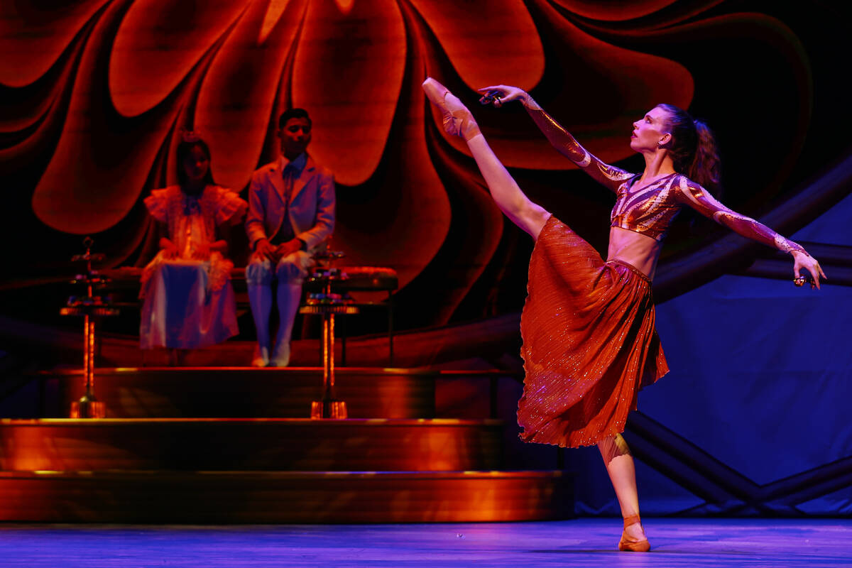 नेवाडा बॅलेट थिएटरच्या ड्रेस रिहर्सल दरम्यान मॅकेना पायपर कॉफी म्हणून नाचत आहे ...