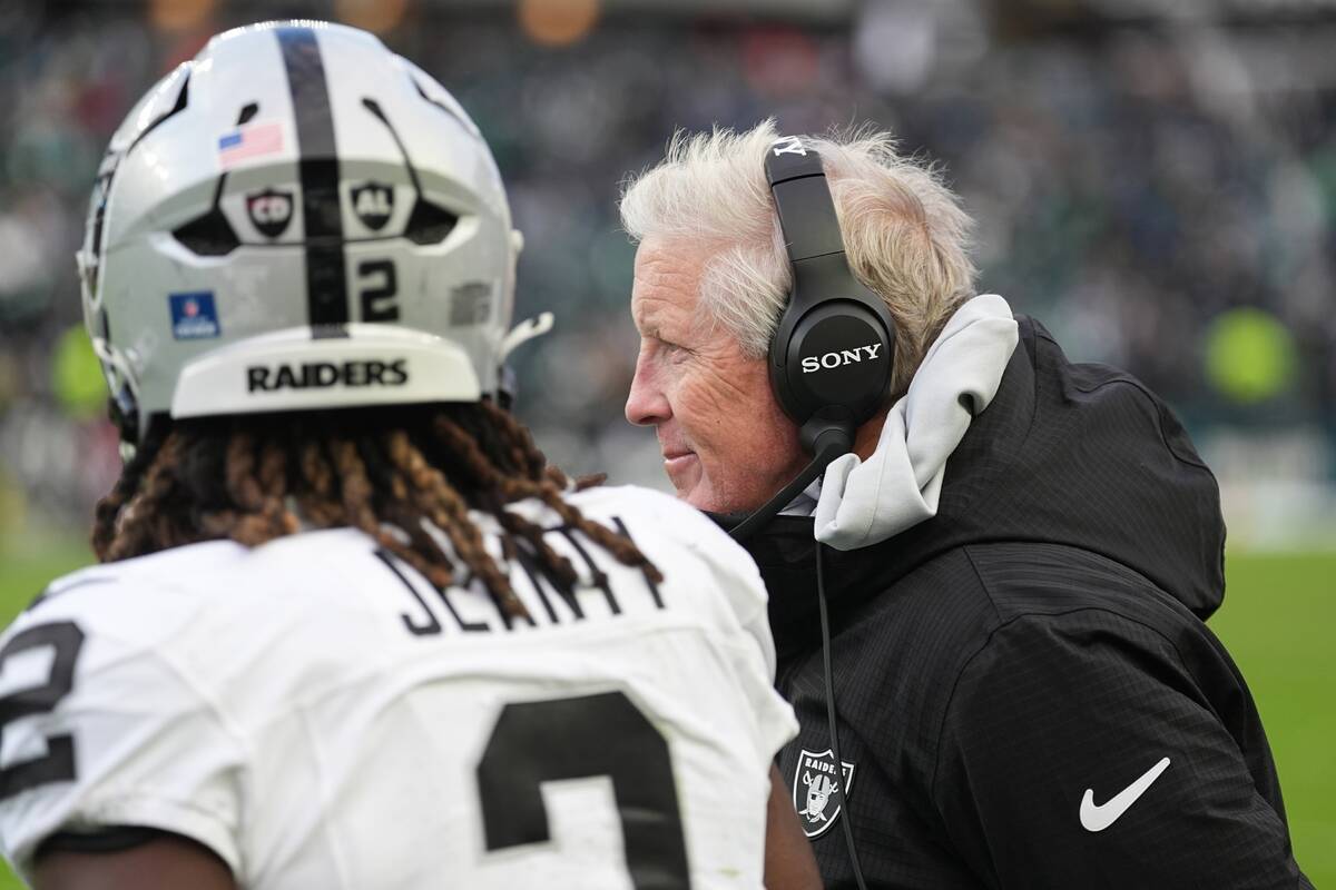 Las Vegas Raiders head coach Pete Carroll, right, stands next to Las Vegas Raiders running back ...