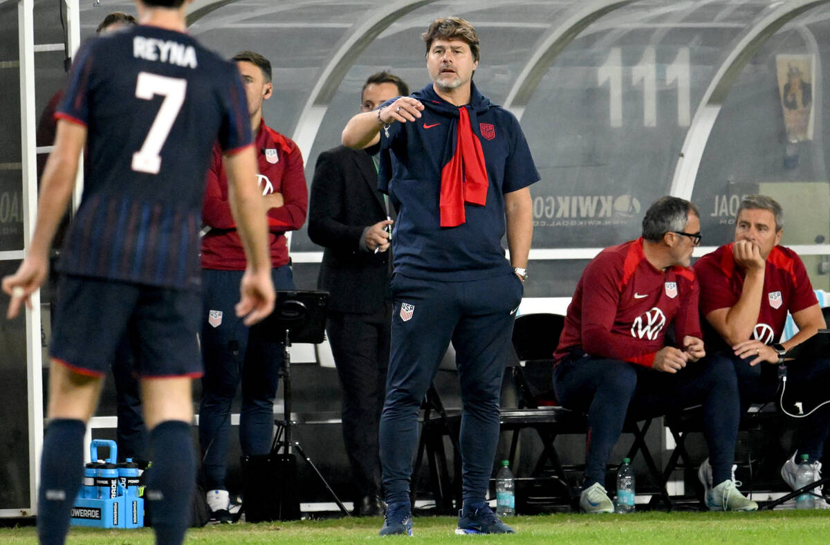 United States head coach Mauricio Pochettino, center, talks to Gil Reyna (7) during the second ...