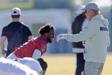 Raiders head coach Pete Carroll interacts with quarterback Geno Smith (7) during the teamȁ ...