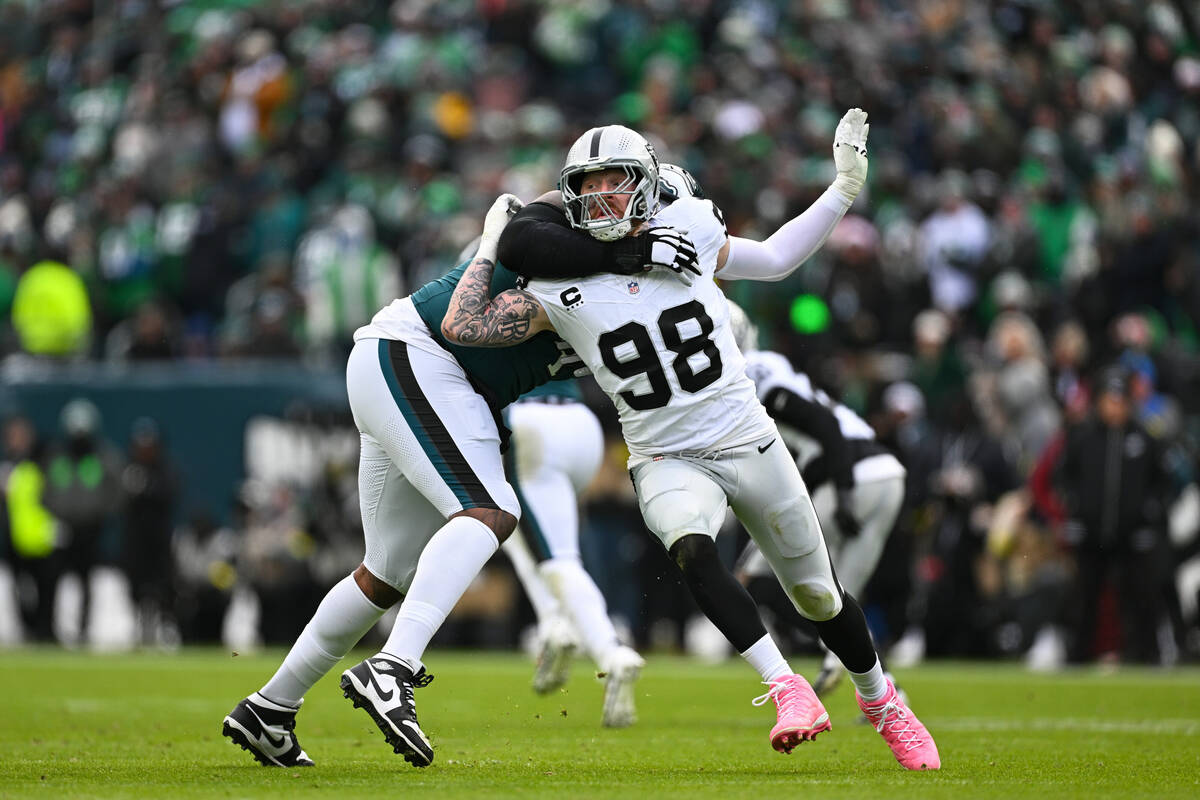 Las Vegas Raiders defensive end Maxx Crosby (98) in action against Philadelphia Eagles offensiv ...