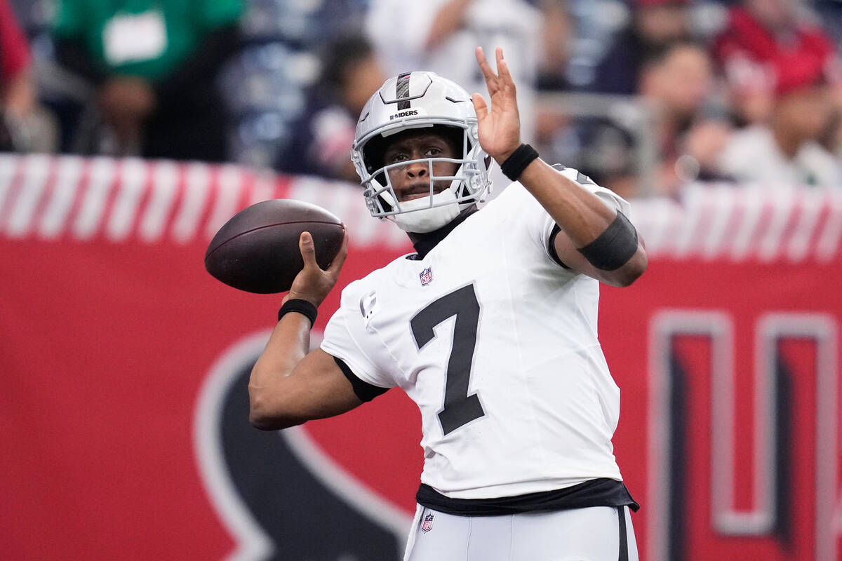 Las Vegas Raiders quarterback Geno Smith (7) warms up before an NFL football game against the H ...