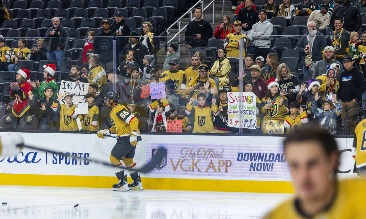 गोल्डन नाइट्सचे चाहते चिन्हे सादर करतात आणि सॅन जोस शाला सामोरे जाण्यापूर्वी संघाला सराव करताना पहा ...