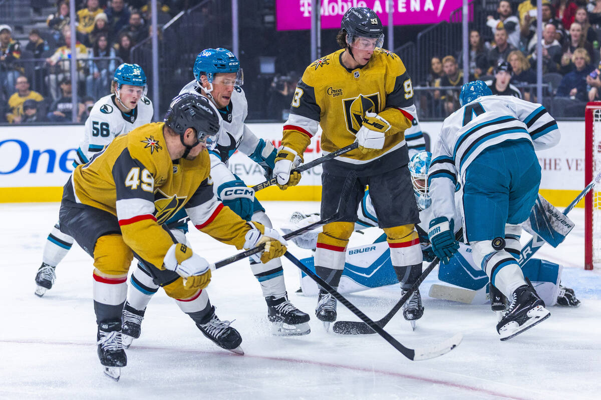 गोल्डन नाइट्सचा डावखुरा इव्हान बार्बशेव्ह (४९) याने एलच्या मागच्या बाजूने नेटच्या दिशेने शॉट पाठवला...