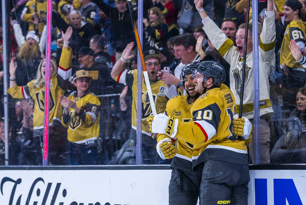 गोल्डन नाइट्सचे उजवे विंग कीगन कोलेसर (55) आणि सेंटर कोल्टन सिसन्स (10) गोल साजरे करत आहेत.