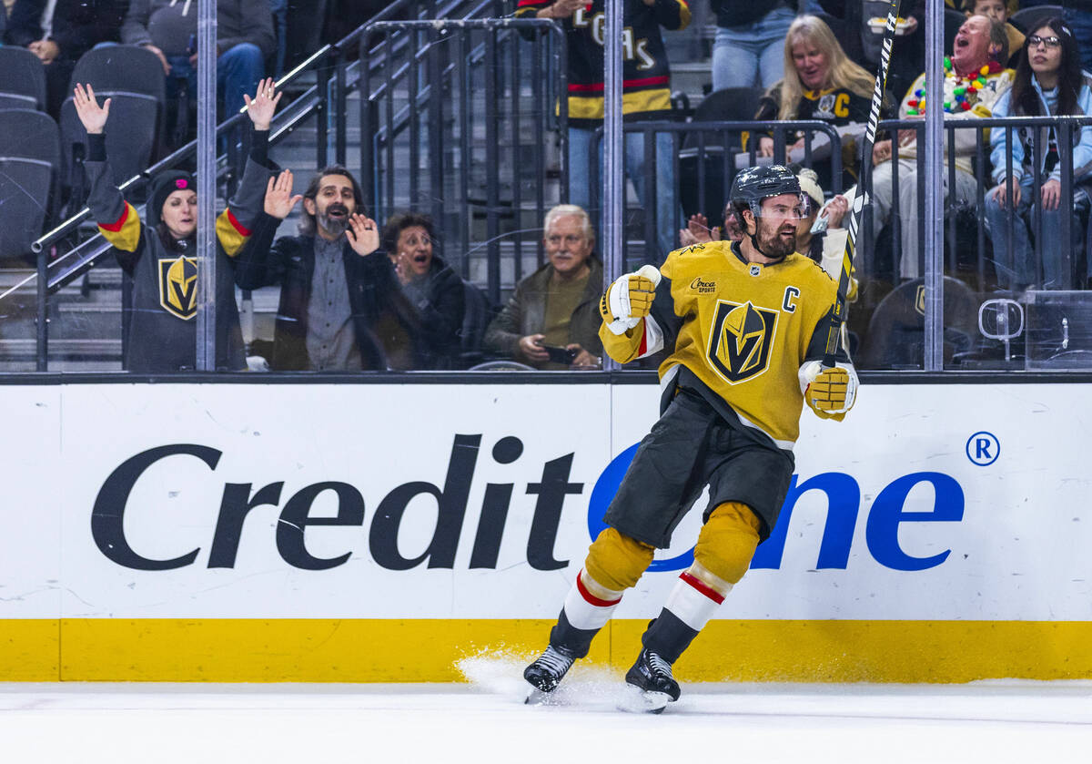 गोल्डन नाइट्सचा उजवा विंग मार्क स्टोन (61) सॅन जोस शार्क्सच्या गोलटेंडरविरुद्ध गोल साजरा करत आहे...