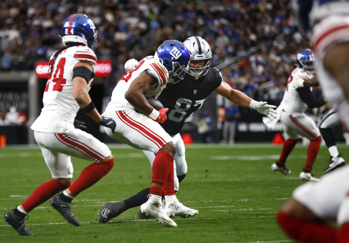 New York Giants linebacker Bobby Okereke (58) intercepts a pass intended for Raiders tight end ...