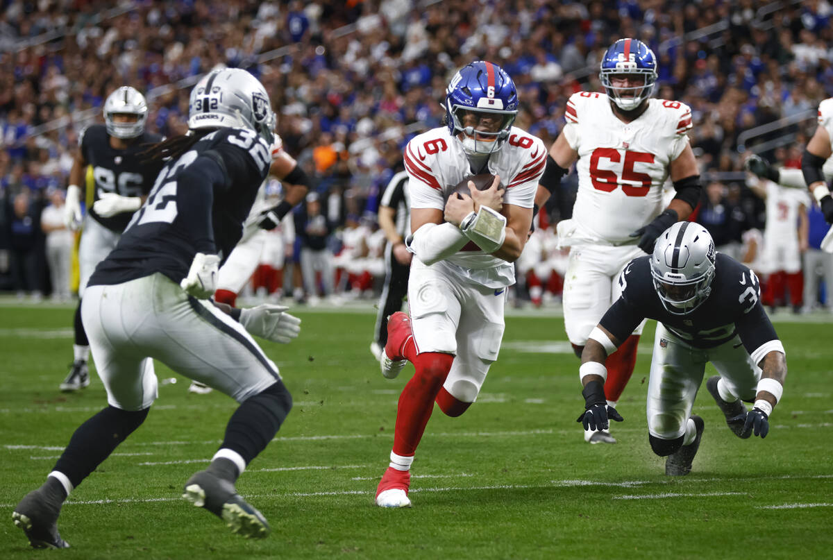 New York Giants quarterback Jaxson Dart (6) runs the ball to score a touchdown during the first ...