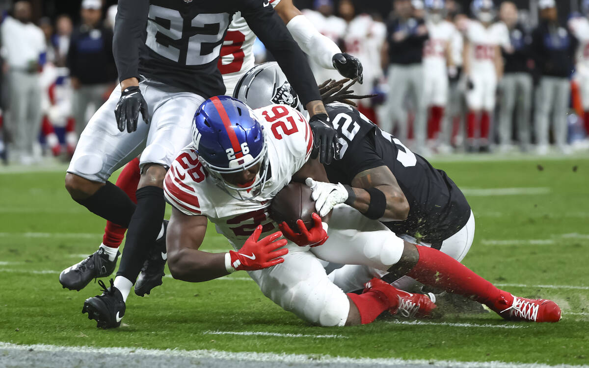 New York Giants running back Devin Singletary (26) scores a touchdown against Raiders safety Lo ...