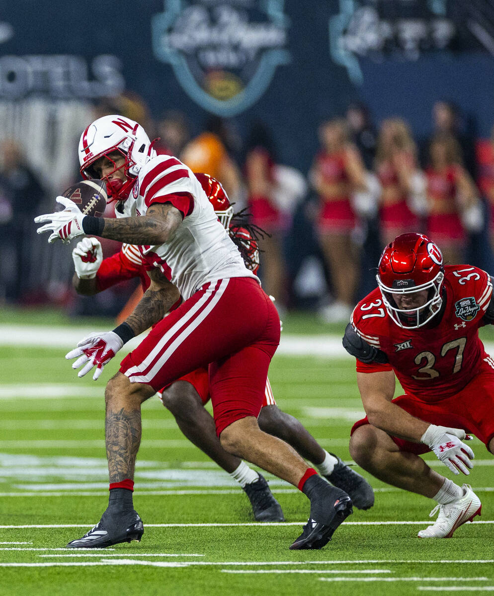 Nebraska Cornhuskers wide receiver Dane Key (6) juggles a reception as Utah Utes linebacker Tre ...