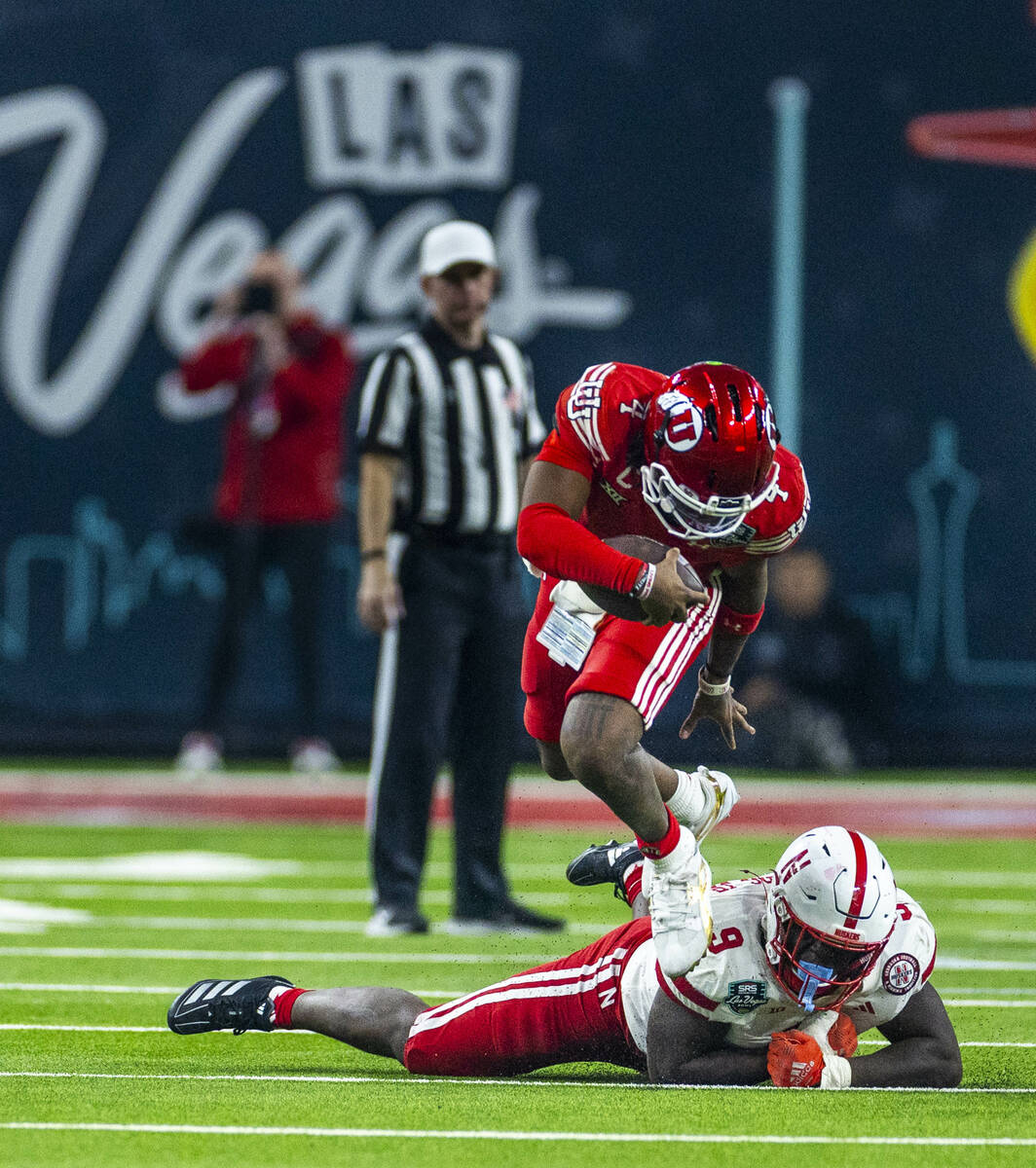 Utah Utes quarterback Devon Dampier (4) breaks a tackle attempt by Nebraska Cornhuskers linebac ...