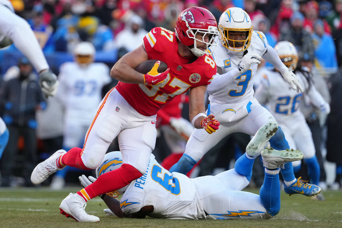 Kansas City Chiefs tight end Travis Kelce catches a pass against the Los Angeles Chargers durin ...