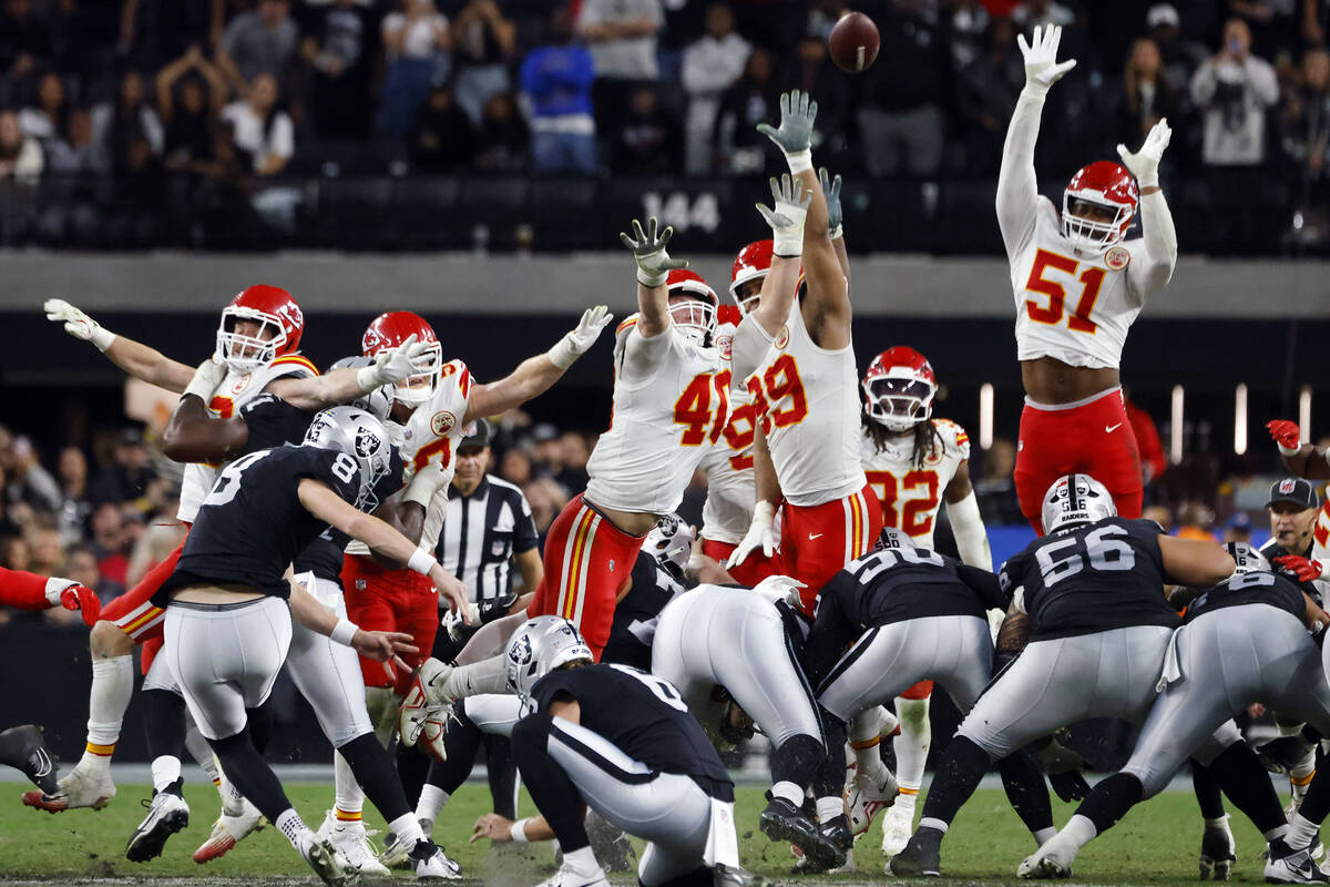 Raiders place kicker Daniel Carlson (8) scores a winning field goal against the Kansas City Chi ...