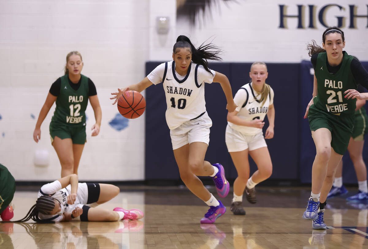 Shadow Ridge forward Jaslyn Jefferson (10) brings the ball up court against Palo Verde during a ...
