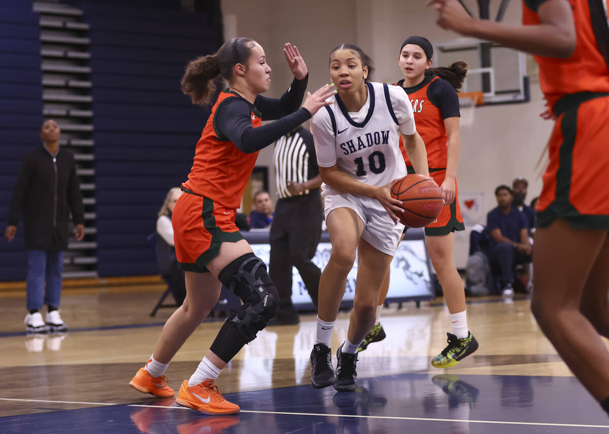 Shadow Ridge forward Jaslyn Jefferson (10) drives to the basket against Mojave’s Isabell ...
