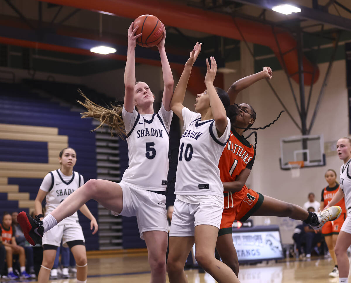 Shadow Ridge forward Jaslyn Jefferson (10) grabs a rebound against Mojave’s A'yanna ...