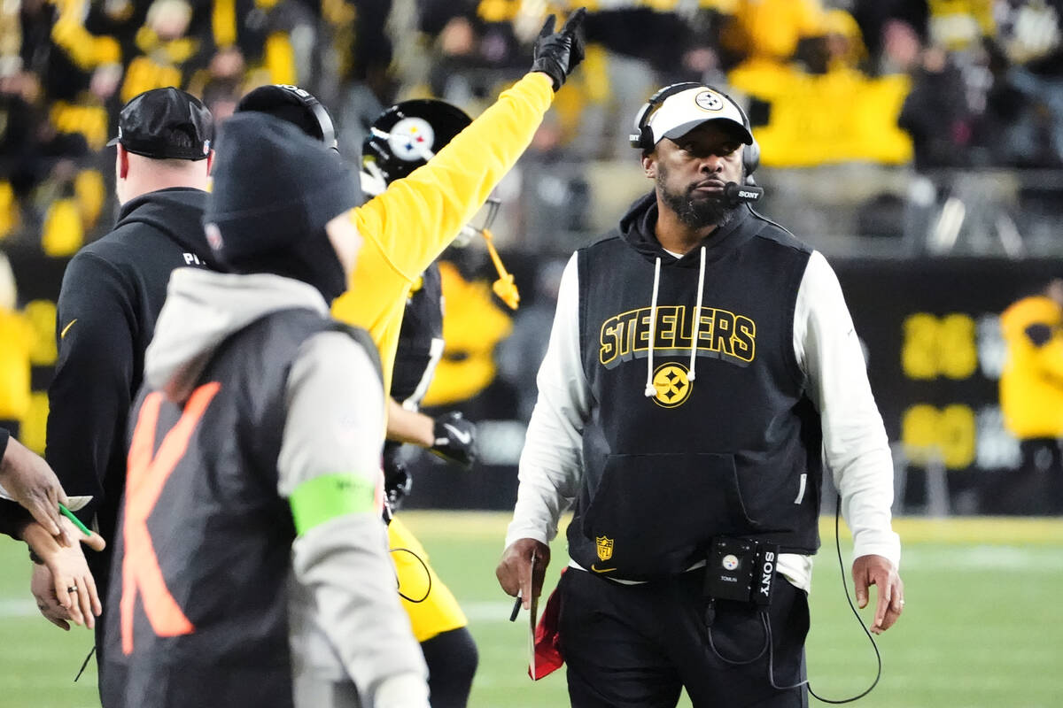 Pittsburgh Steelers head coach Mike Tomlin, right, stands on the sideline during the first half ...