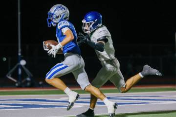 Basic wide receiver Rylee McCarty (3) runs into the end zone for a touchdown with Green Valley& ...
