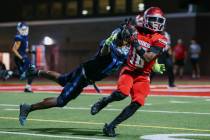 Arbor View wide receiver Matthew Shelton (10) completes a pass as Centennial wide receiver/corn ...