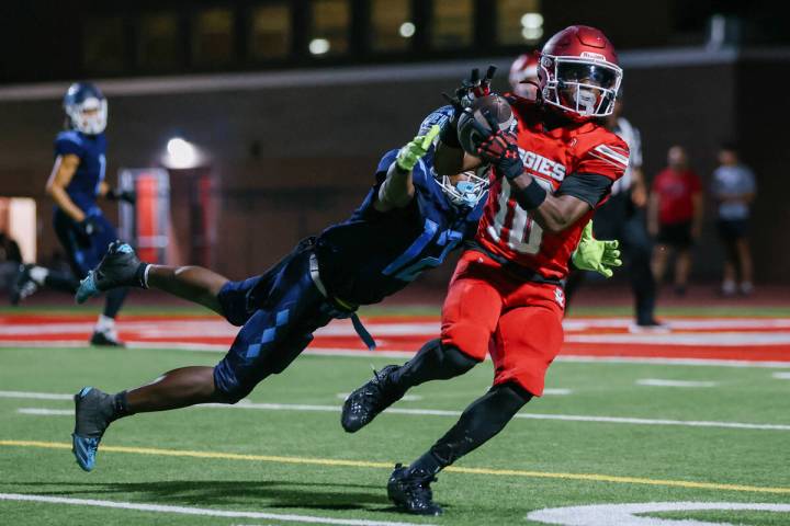 Arbor View wide receiver Matthew Shelton (10) completes a pass as Centennial wide receiver/corn ...