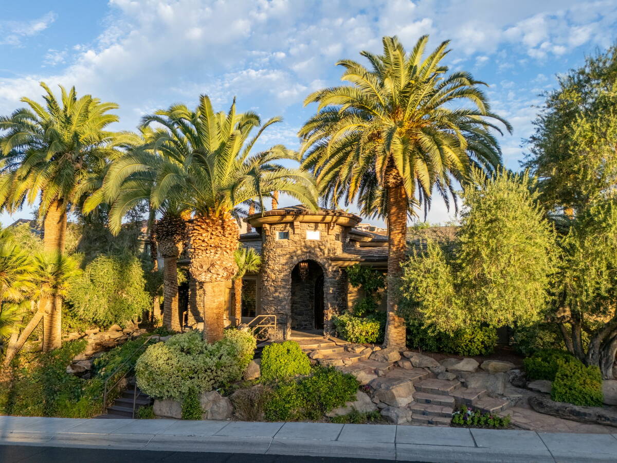 A $5.2 Million MacDonald Highlands Home Where the Golf Course Is the Backyard