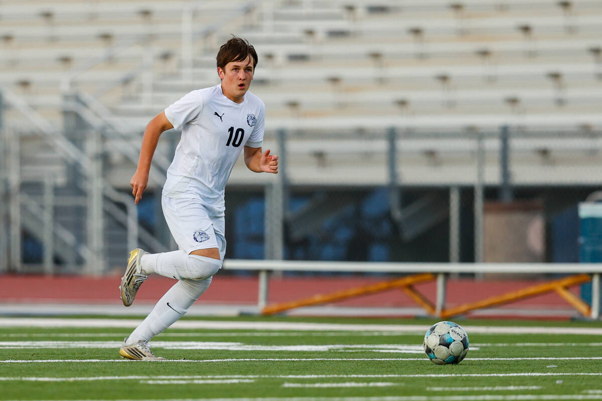 Centennial inferior  Austin Cirimele (10) looks to beforehand  the shot  towards the extremity   against Shado ...
